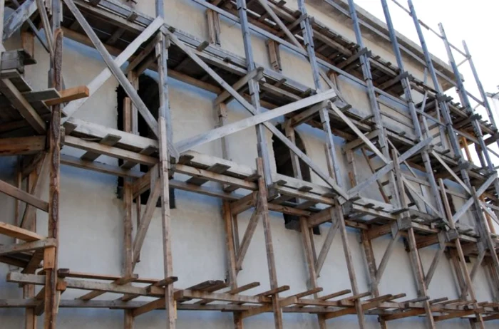 ---------Tragedie-pe-antierul-unei-grdinie-din-Timi-un-brbat-a-murit-i-altul-a-fost-rnit-dup-ce-au-czut-de-pe-o-schel