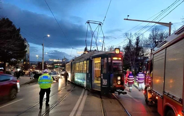 ---------Tramvai-deraiat-la-Iai-dup-un-accident-n-care-au-mai-fost-implicate-o-autoutilitar-i-un-automobil