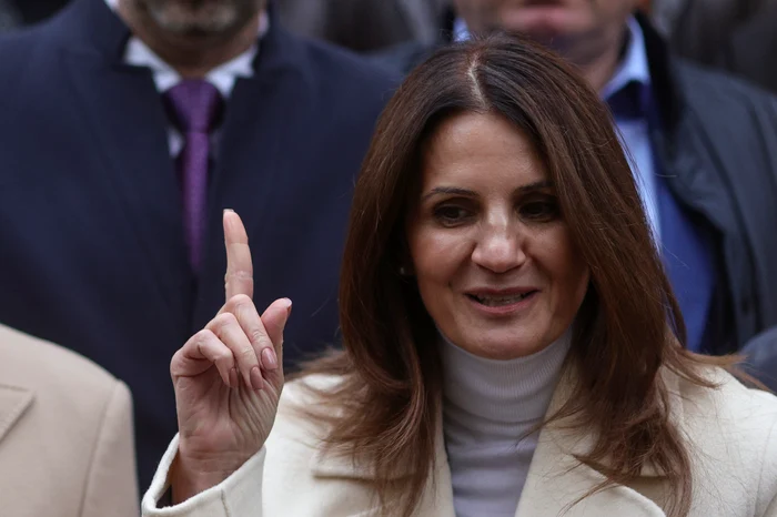 ---------Ultimul-sondaj-nainte-de-alegeri-Anca-Alexandrescu-este-pe-primul-loc-la-doar-01-n-faa-lui-Daniel-Blu-potrivit-AtlasIntel