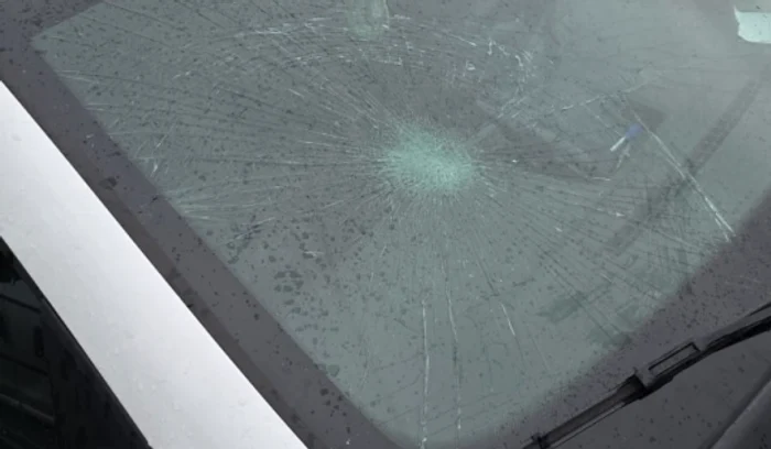 ---------Un-brbat-a-spart-parbrizul-unei-maini-de-poliie-cu-pumnul-dup-ce-a-sunat-la-112-fr-niciun-motiv