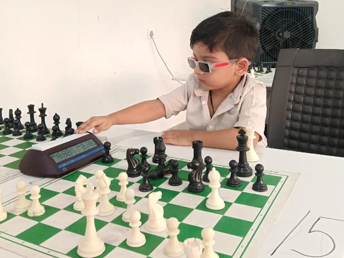 ---------Un-copil-de-3-ani-a-devenit-cel-mai-tnr-juctor-de-ah-care-a-obinut-un-rating-oficial-FIDE