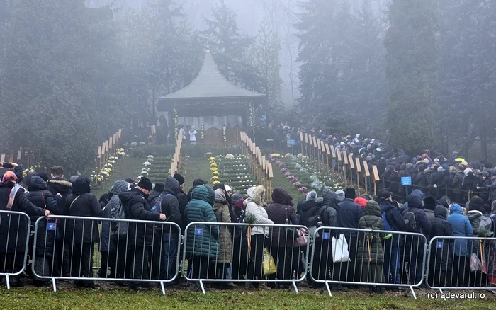 Video----------40000-de-pelerini-au-ajuns-la-Mnstirea-Prislop-Imagini-cu-asaltul-romnilor-la-locul-de-veci-al-lui-Arsenie-Boca--