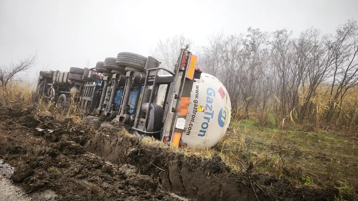 Video----------Alert-pe-DN-26-dup-ce-o-cistern-cu-GPL-s-a-rsturnat-ntr-un-an-Pompierii-intervin-de-urgen