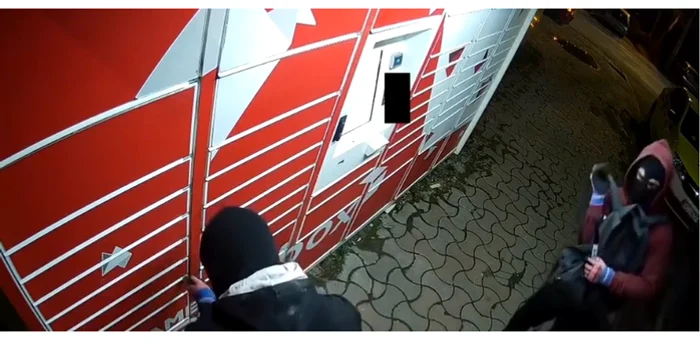 Video----------Au-ncercau-s-sparg-cu-rngile-un-easybox-Comandaser-telefoane-i-au-vrut-s-le-scoat-din-locker-fr-s-mai-plteasc