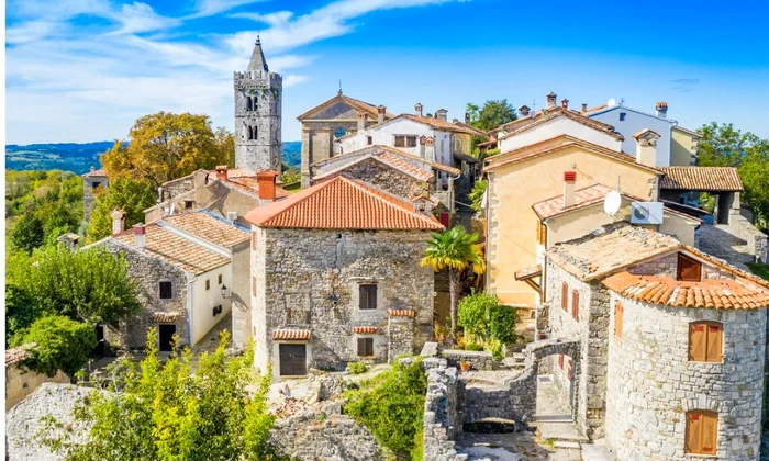 Video----------Cel-mai-mic-ora-din-Europa-o-bijuterie-medieval-aflat-aproape-de-Romnia-e-nconjurat-de-ziduri