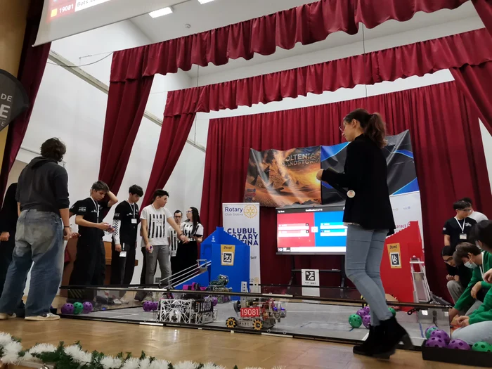 Video----------Competiia-roboilor-Elevii-investesc-pasiune-prinii--bani