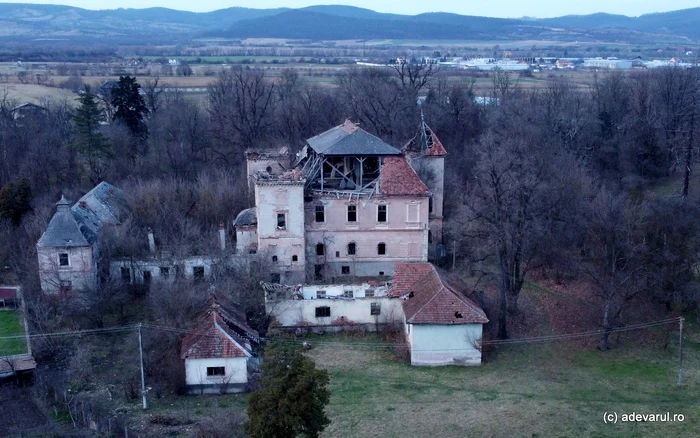 Video----------Fostele-moii-ale-grofilor-de-la-lux-la-dezastru-Dou-castele-nvecinate-n-pragul-ruinrii-al-treilea-salvat-din-colaps---