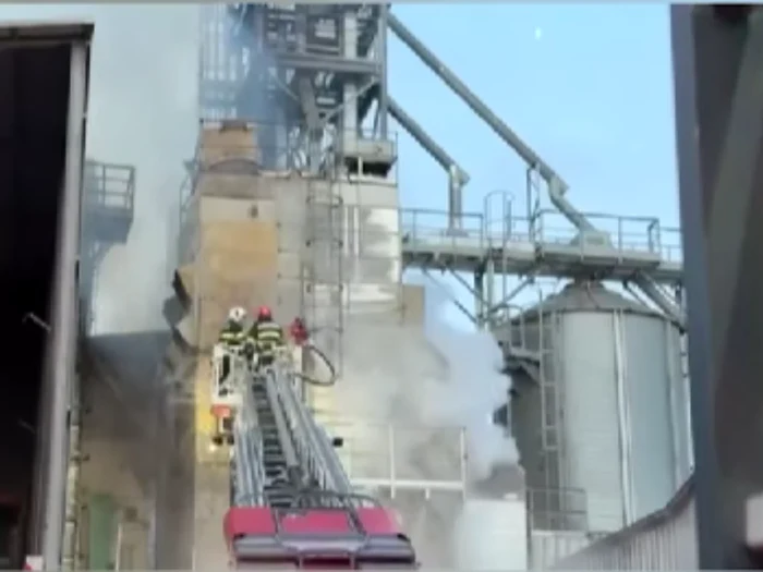 Video----------Incendiu-violent-n-Tulcea-Flcrile-au-izbucnit-la-un-usctor-de-cereale-
