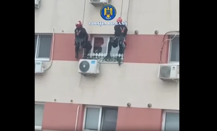 Video----------Momente-dramatice-n-Capital-alpinitii-salvatori-au-cobort-de-pe-bloc-i-au-intrat-pe-geam-pentru-a-salva-o-femeie