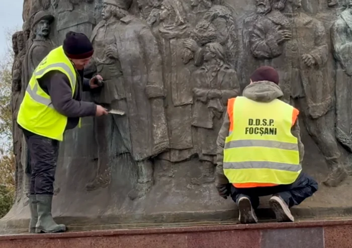 Video----------Monument-lefuit-cu-peria-de-srm-la-Focani-eful-culturii-vrncene-Au-ncercat-s-arate-bine-de-srbtori