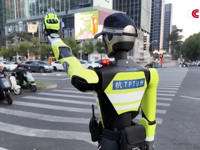 Video----------Primul-robot-poliist-dotat-cu-AI-scos-pe-strzile-Chinei-Destul-de-util-Cred-c-va-fi-un-trend-n-viitor