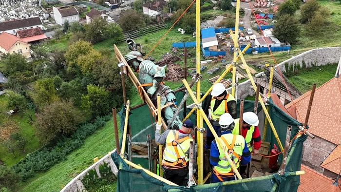 Video----------Secretul-bine-pzit-al-statuii-lui-Ioan-de-Hunedoara-scrisori-ascunse-n-bocancul-de-bronz