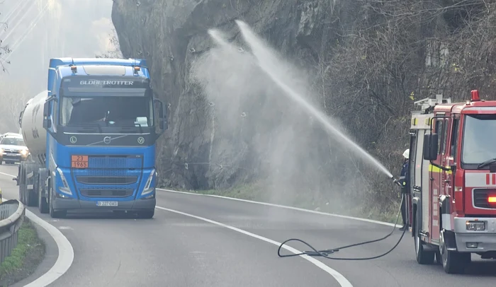 Video----------Traficul-este-n-continuare-blocat-pe-DN7-dup-ce-o-cistern-cu-substane-inflamabile-s-a-rsturnat-la-Climneti-Rute-ocolitoare