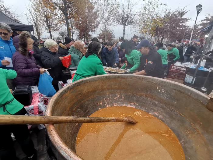 Video----------Unii-de-coada-la-fasole-cu-ciolan-Ar-fi-bine-s-ne-mai-ntoarcem-la-vremurile-alea-Ni-l-mai-dorim-pe-Ceauescu-REPORTAJ