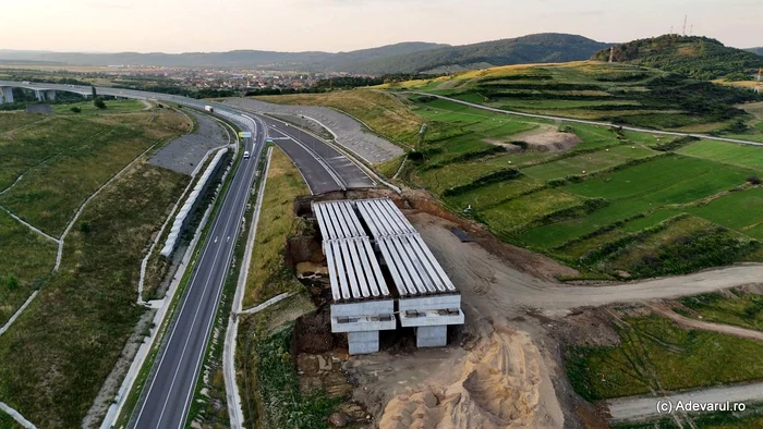 ---------A-fost-semnat-i-al-doilea-contract-de-mprumut-de-500-de-milioane-de-euro-pentru-Autostrada-SibiuPiteti-care-traverseaz-Carpaii