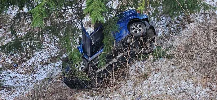 ---------Adolescent-rnit-dup-ce-maina-n-care-se-afla-a-czut-ntr-o-rp