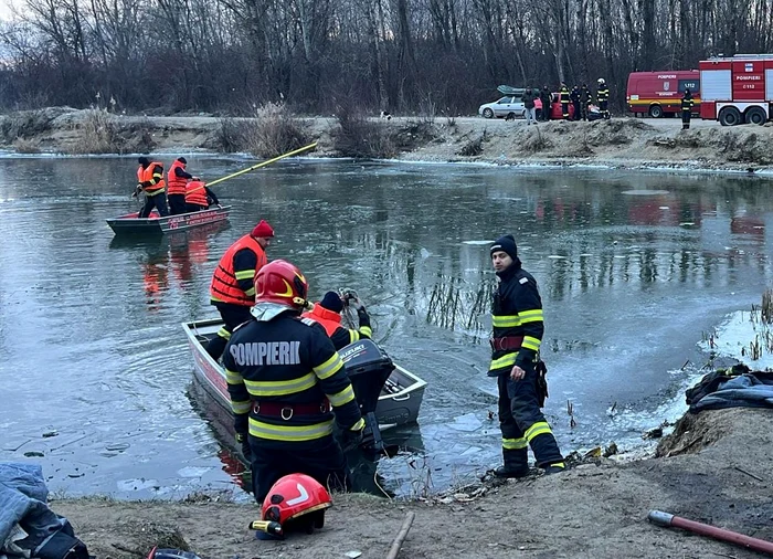---------Alert-pe-rul-Olt-Doi-pescari-au-czut-n-ap-unul-e-resuscitat-de-echipaje-de-urgen