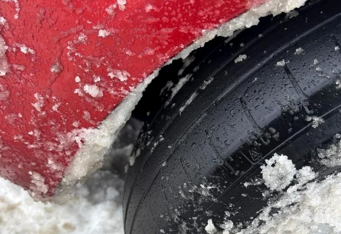 ---------Amenda-primit-de-o-oferi-prins-cu-cauciucuri-de-var-pe-autostrada-acoperit-cu-zpad