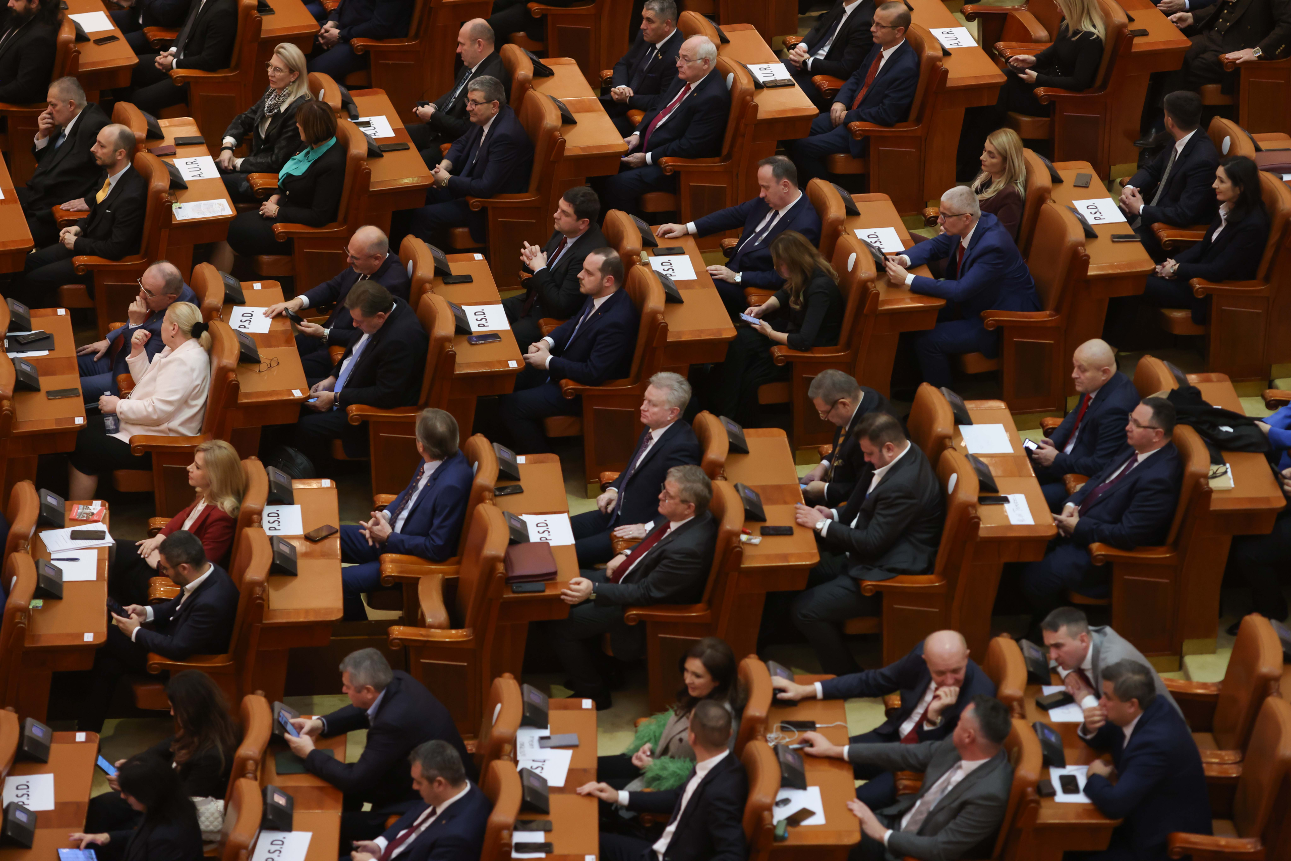 Analiz----------Limitarea-mandatelor-aleilor-o-soluie-pentru-mbuntirea-clasei-politice-Analist-Avem-tot-felul-de-personaje-care-s-au-obinuit-cu-funcia