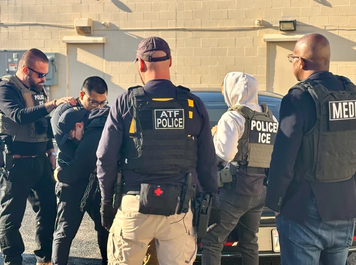 ---------Cel-puin-zece-romni-au-fost-ridicai-de-ICE-n-SUA-Poi-fi-arestat-doar-pentru-c-ai-accent-O-romnc-a-fost-preluat-de-pe-biciclet