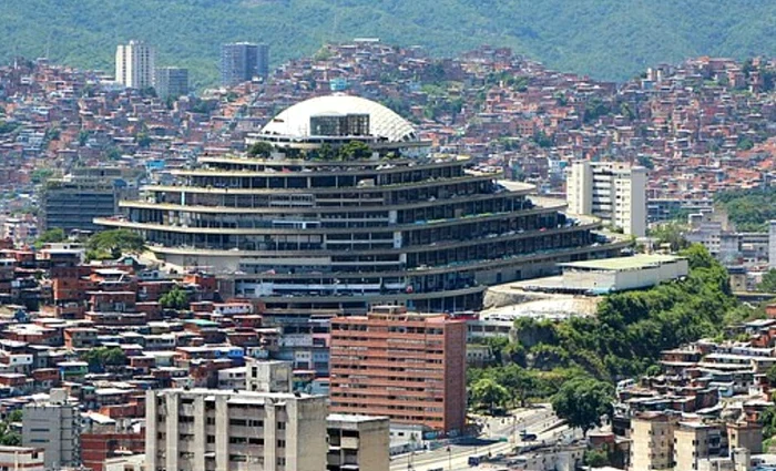 ---------Comarul-Camerei-Albe-cum-fostul-mall-El-Helicoide-a-devenit-simbolul-torturii-electrocutrilor-i-fricii-n-Venezuela-Am-fost-atrnat-de-o-gril-metalic