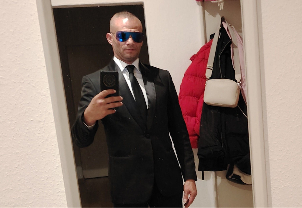 ---------Cu-ce-se-ocupa-brbatul-care-susine-c-a-rmas-fr-un-milion-de-euro-i-700-de-grame-de-bijuterii-din-aur-Ctig-foarte-bine-deci-nu-e-nimic-ilegal