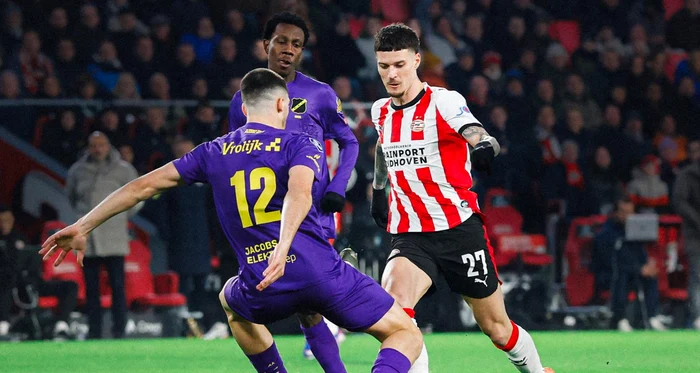 ---------Dennis-Man-l-a-exasperat-pe-antrenorul-de-la-PSV-Fr-chef-de-joc-romnul-a-fost-nlocuit-la-pauz