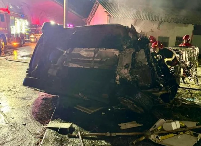 ---------Doi-tineri-au-murit-carbonizai-n-main-Autoturismul-a-luat-foc-dup-ce-s-a-izbit-de-o-cldire