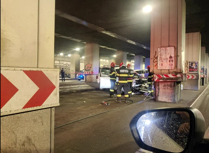 ---------Dou-persoane-rnite-dup-ce-un-autoturism-a-lovit-un-stlp-n-Pasajul-Victoriei-din-Bucureti