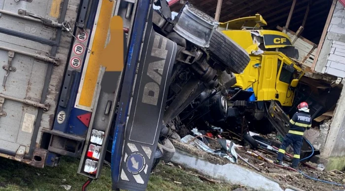 Foto----------Accident-cumplit-la-Bacu-Un-autotren-a-intrat-ntr-o-cas