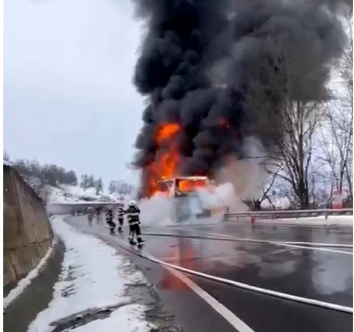 Foto----------Autocar-cu-aproape-50-de-pasageri-cuprins-de-flcri-pe-o-osea-din-judeul-Mure-