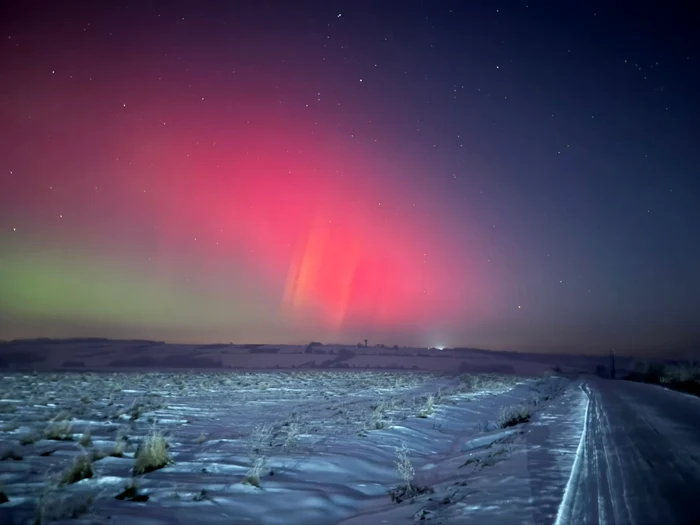 Foto----------Imagini-spectaculoase-cu-aurora-boreal-vzut-din-Romnia-Soarele-a-emis-cea-mai-puternic-furtun-solar-din-ultimii-20-de-ani