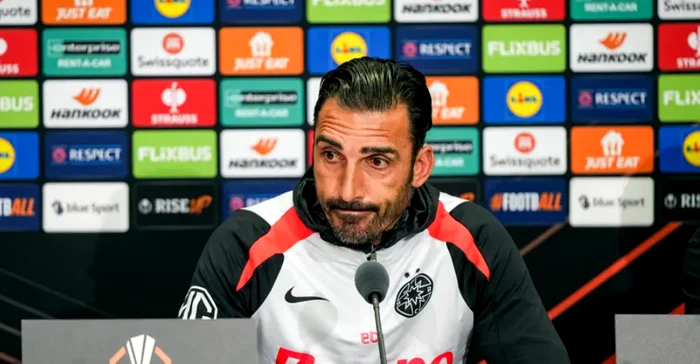 ---------Frustrare-la-cote-maxime-S-au-luat-la-btaie-pe-culoar-la-pauza-meciului-FCSB-Fenerbahce-Elias-Charalambous-n-prim-plan-