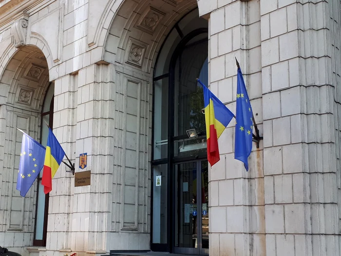 ---------Incendiu-la-Ministerul-Finanelor-A-ars-o-parte-din-acoperiul-cldirii