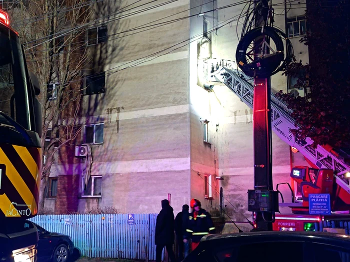 ---------Incendiu-n-prima-zi-a-anului-ntr-un-bloc-din-Alexandria-Pompierii-au-salvat-cu-autoscara-5-localnici