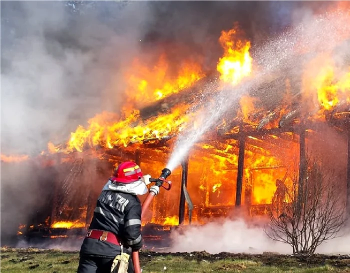---------Incident-ocant-la-un-priveghi-n-Bicaz-Neam-Casa-a-luat-foc-iar-rudele-mortului-s-au-salvat-dup-ce-au-spart-geamurile