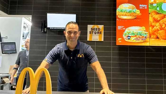 ---------La-doar-46-de-ani-fostul-antrenor-de-top-s-a-lsat-de-fotbal-i-s-a-angajat-la-McDonalds-