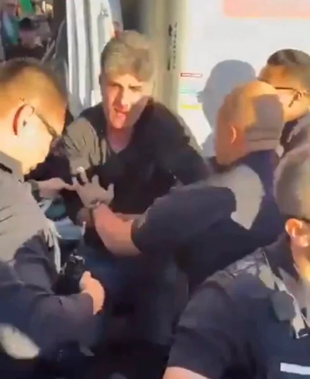 ---------Momentul-n-care-un-camion-intr-n-mulimea-de-susintori-ai-protestelor-din-Iran-n-SUA