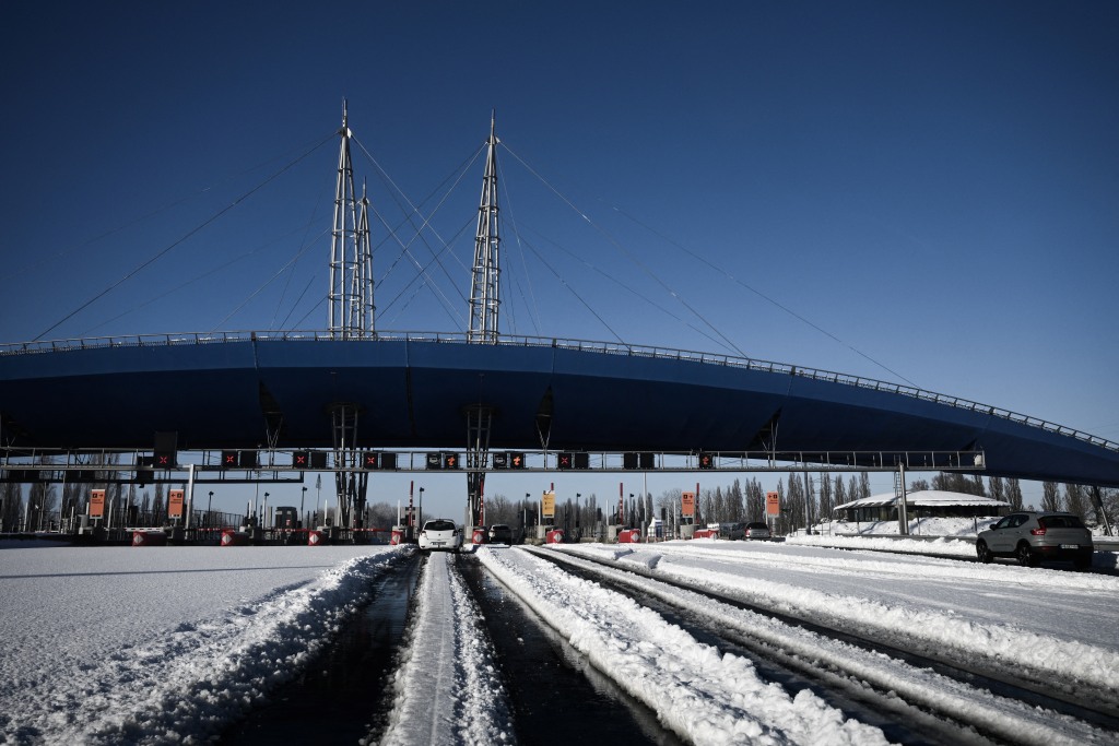 ---------Nicuor-Dan-blocat-la-Paris-zborul-ctre-Romnia-amnat-din-cauza-ninsorilor