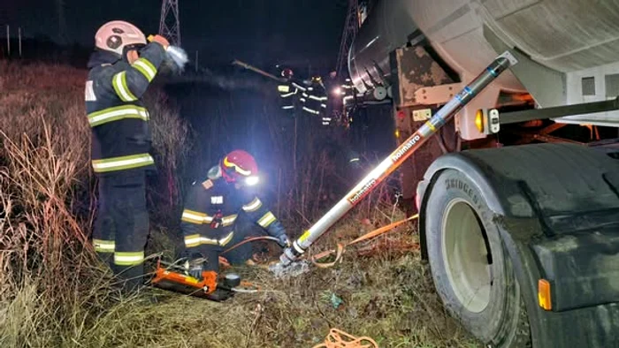 ---------O-cistern-cu-34-de-tone-de-benzin-i-motorin-a-derapat-i-a-ieit-n-decor-la-Brazi