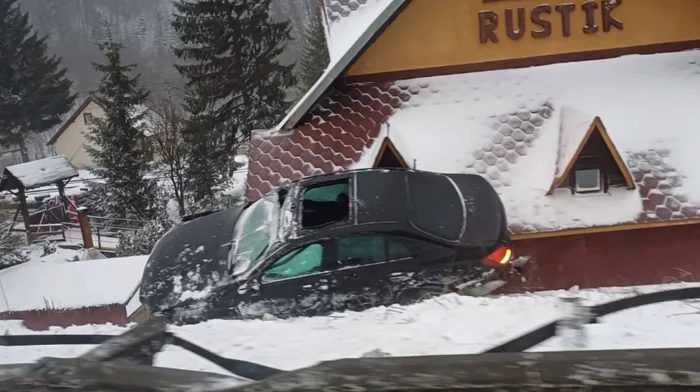 ---------O-main-a-derapat-i-a-ajuns-pe-acoperiul-unei-pensiuni-din-Predeal-Imaginile-spectaculoase-au-ocat-internetul
