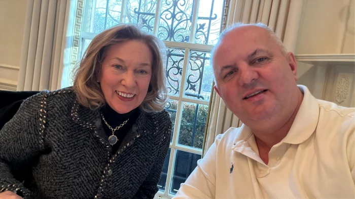 ---------Omul-de-afaceri-romn-Avram-Gal-discuii-cu-Bonnie-Carroll-fondatoarea-celei-mai-importante-organizaii-de-sprijin-pentru-veterani