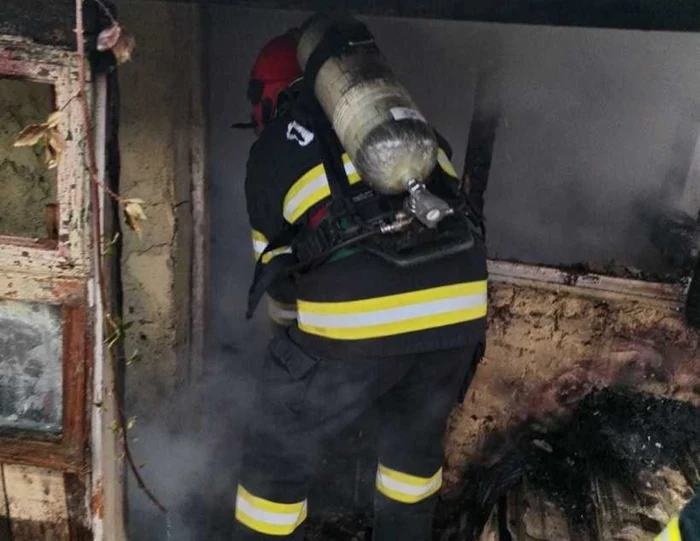 ---------Persoan-descoperit-moart-de-pompierii-venii-s-sting-un-incendiu-la-o-cas-din-Craiova