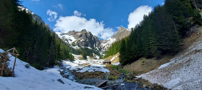 ---------Salvamontitii-caut-doi-tineri-care-au-plecat-spre-vrful-Moldoveanu-pe-viscol-ansa-de-a-ajunge-este-aproape-imposibil