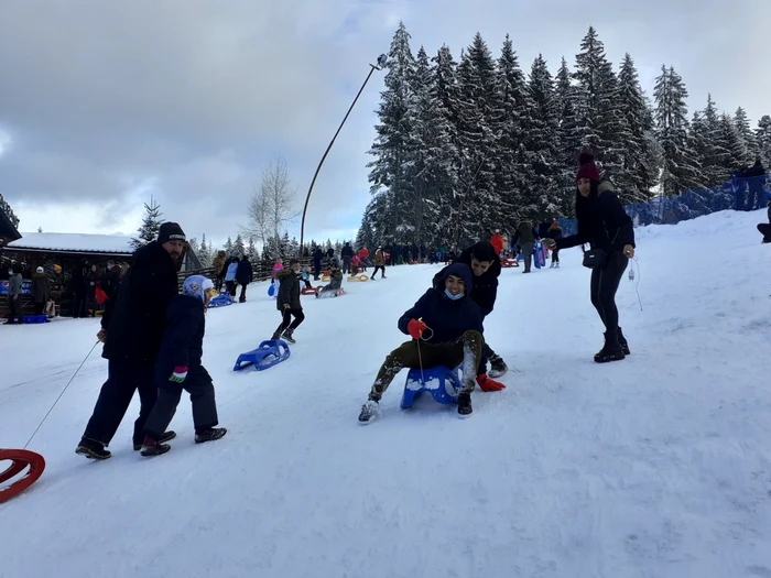 ---------Teribilism-la-sniu-Doi-adolesceni-au-suferit-arsuri-grave-dup-ce-au-intrat-cu-sania-n-cteva-anvelope-crora-tot-ei-le-dduser-foc