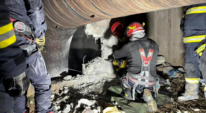 ---------Tnr-blocat-de-dou-zile-ntr-un-canal-din-Sectorul-5-Intervenie-de-amploare-dup-ce-trectorii-i-au-auzit-ipetele