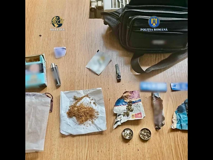 ---------Tnr-prins-de-poliiti-n-timp-ce-ncerca-s-vnd-droguri-elevilor-unui-liceu