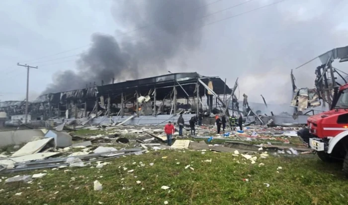 ---------Tragedie-n-Grecia-Cinci-persoane-sunt-date-disprute-dup-un-incendiu-la-o-fabric-de-alimente