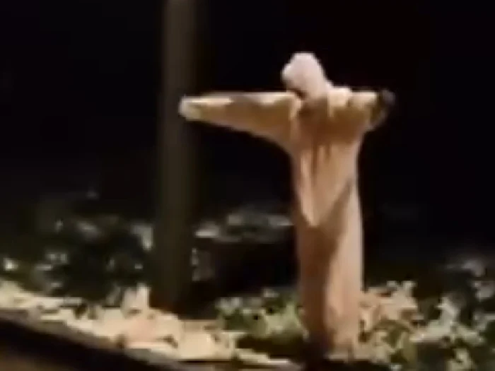 ---------Un-tnr-din-Bulgaria-s-a-costumat-n-fantom-pentru-a-speria-oferii-iar-prietenii-lui-aruncau-cu-pietre-n-maini