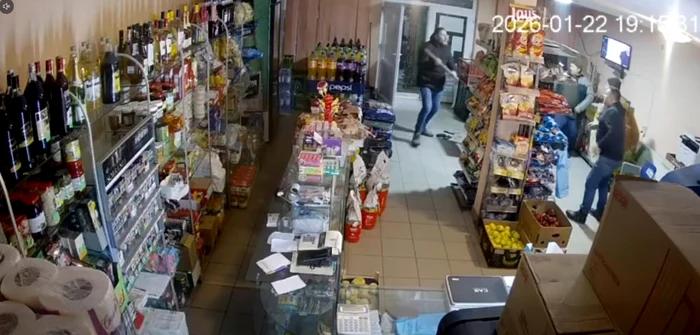 Video-----------Am-venit-s-te-omor-Imagini-ocante-cu-un-consilier-local-atacat-cu-securea-n-propriul-magazin